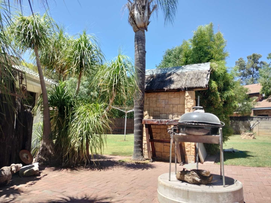 4 Bedroom Property for Sale in Langenhovenpark Free State